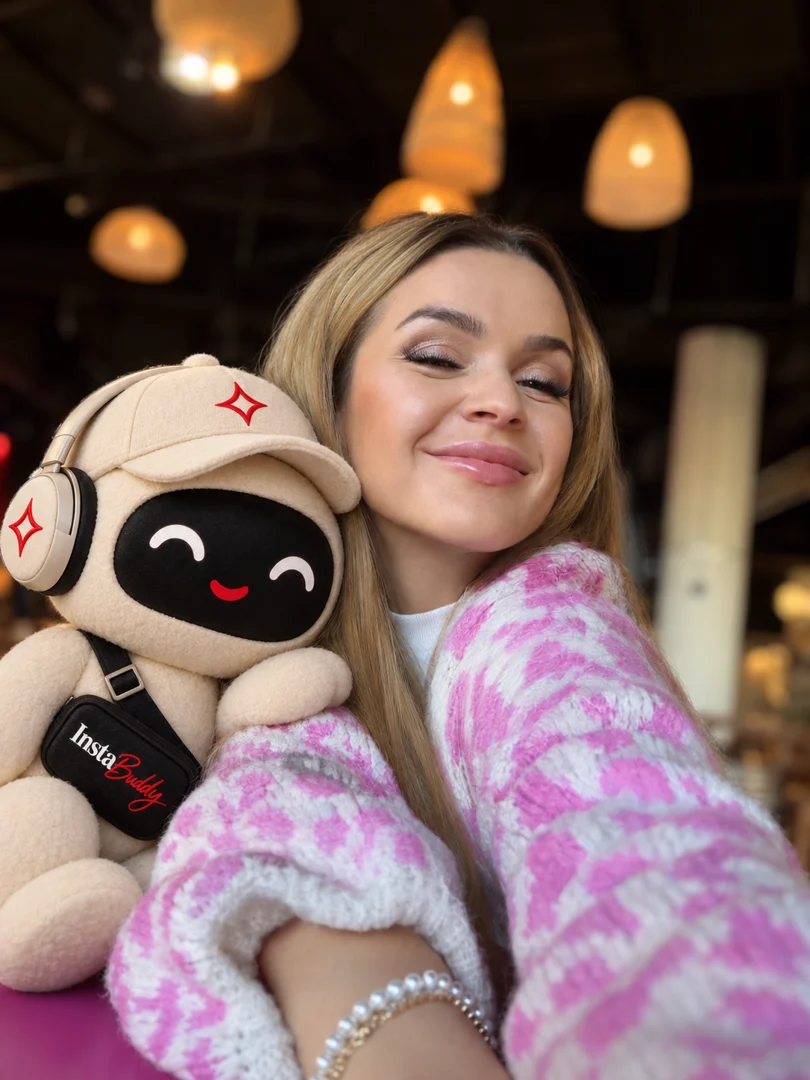 Hania przytula Buddy’ego w kawiarni